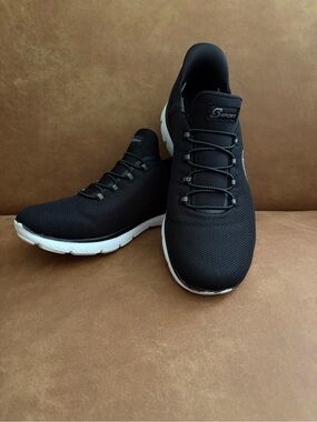 Skechers Sport Women's Step-In athletic sneakers. Black. Size 8.5